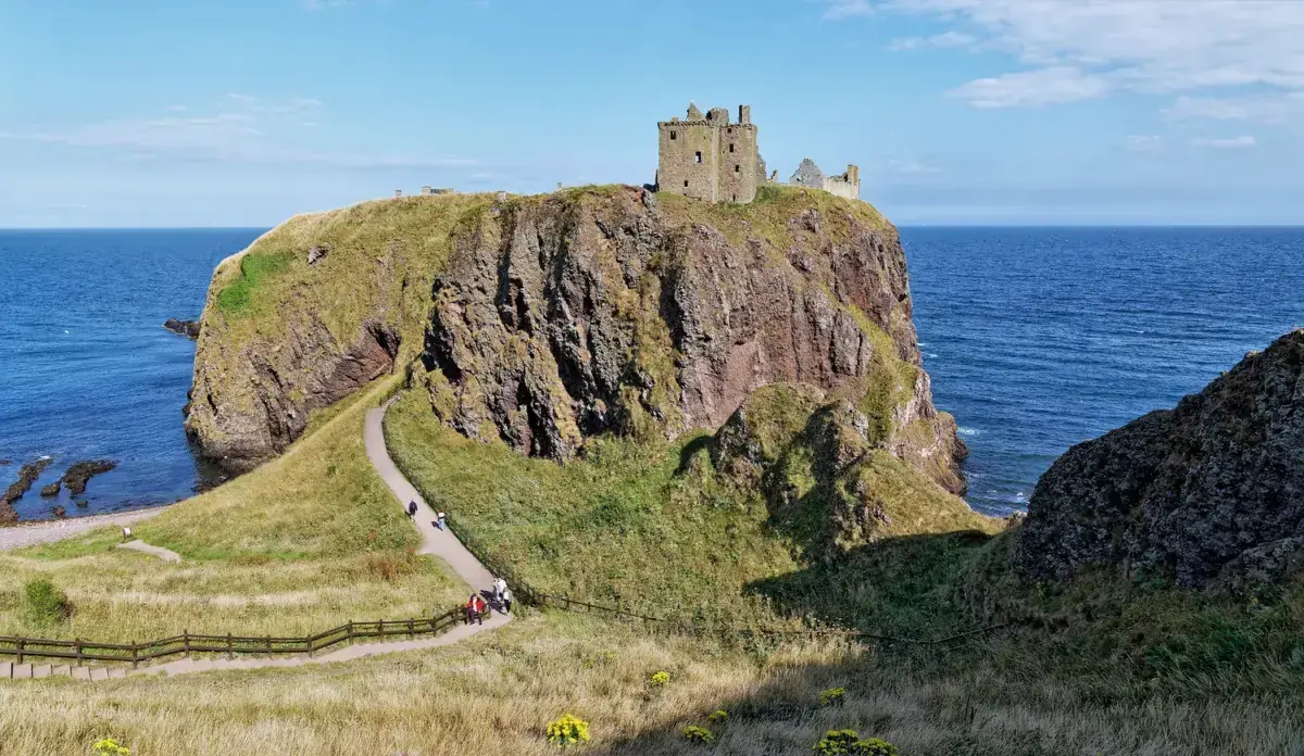 Dunnottar Castle arroccato sul promontorio roccioso circondato dal Mare del Nord