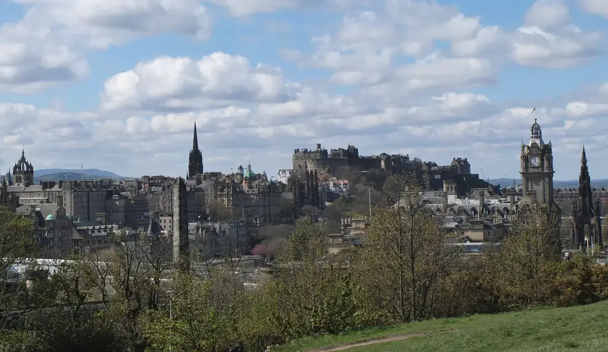 Il profilo di Edimburgo con il castello, visto da Calton Hill